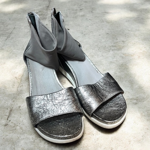Eileen Fisher Women’s Silver Metallic Strappy Mesh Low Wedge Sandals Sz-6 - Picture 2 of 7